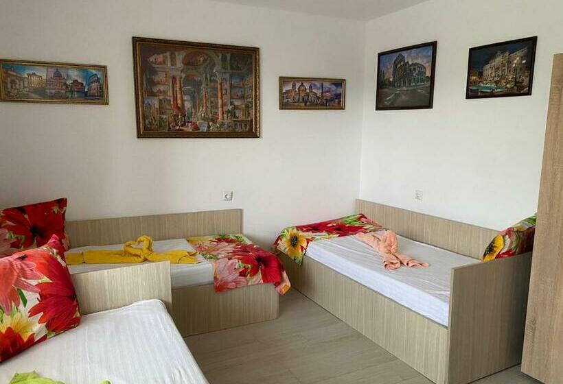 غرفة قياسية ثلاثية مزودة بشرفة, Jacky S House