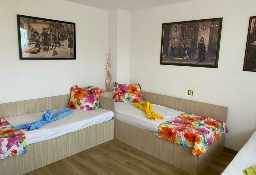 Трехместный Номер Стандарт с Балконом, Jacky S House