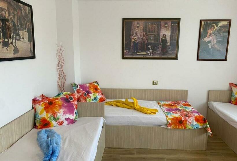 غرفة قياسية ثلاثية مزودة بشرفة, Jacky S House