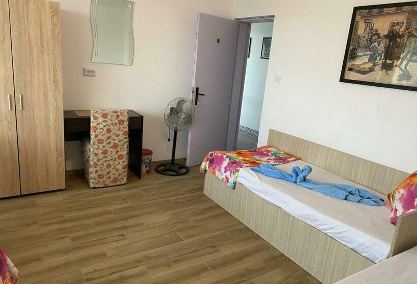 غرفة قياسية ثلاثية مزودة بشرفة, Jacky S House