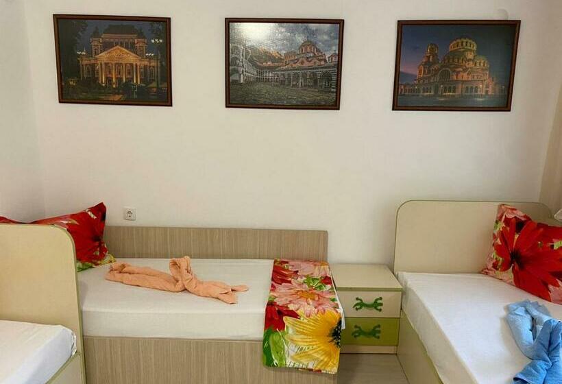 غرفة قياسية ثلاثية مزودة بشرفة, Jacky S House