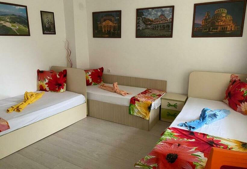Трехместный Номер Стандарт с Балконом, Jacky S House