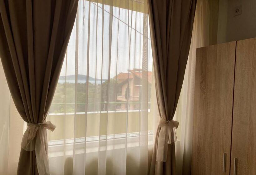 غرفة قياسية, Jacky S House