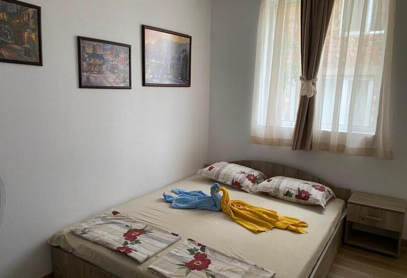 غرفة قياسية, Jacky S House