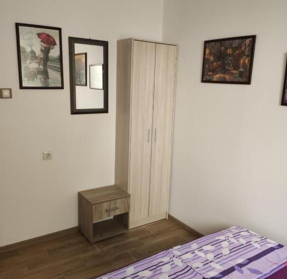 غرفة قياسية, Jacky S House