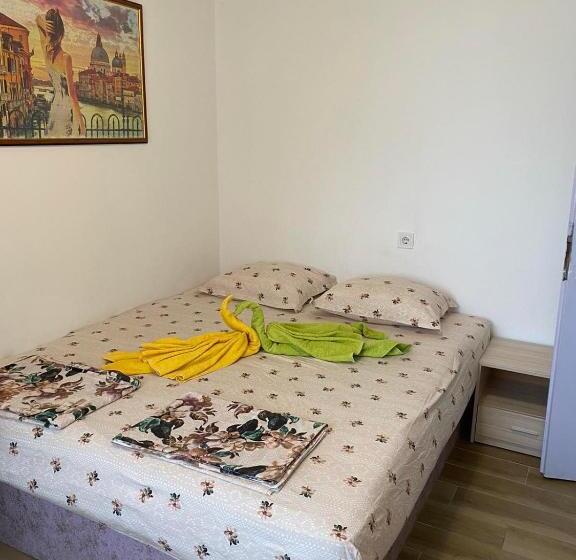 غرفة قياسية, Jacky S House