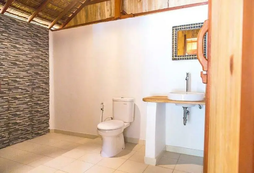 オーシャンビュースタンダードルームバルコニー付き, Baracoco Bungalows