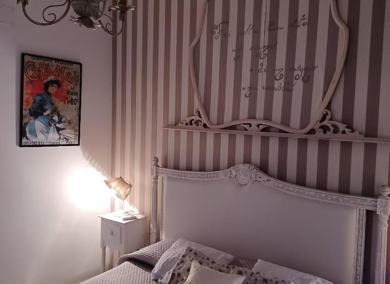 غرفة قياسية, La Corte Delle Vanità