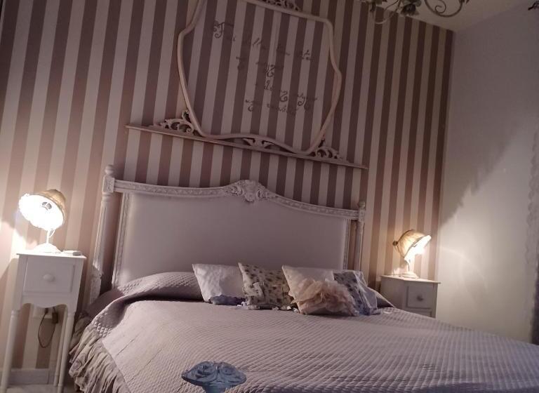 غرفة قياسية, La Corte Delle Vanità