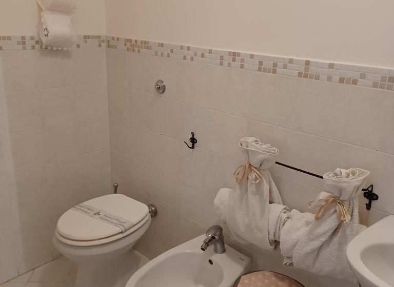 غرفة قياسية, La Corte Delle Vanità