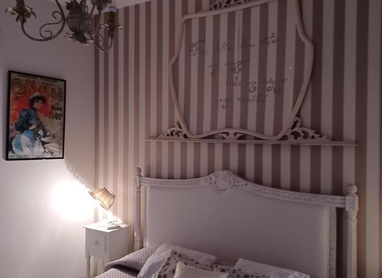 غرفة قياسية, La Corte Delle Vanità