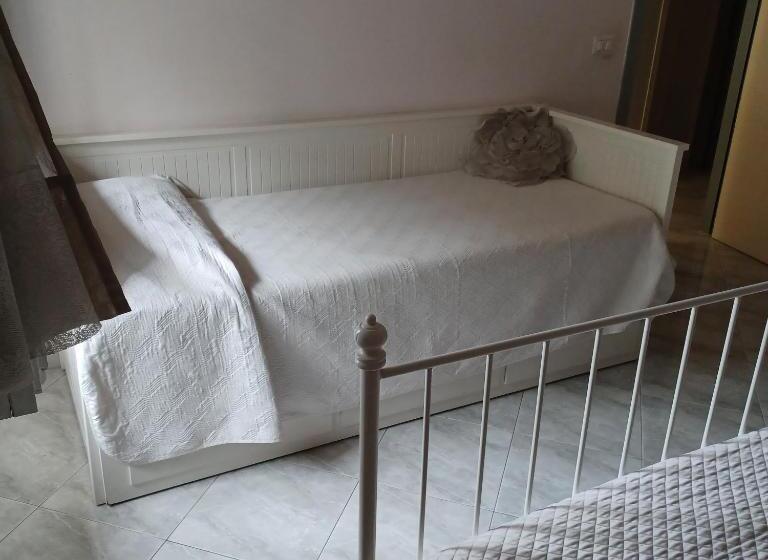 غرفة قياسية ثلاثية, La Corte Delle Vanità