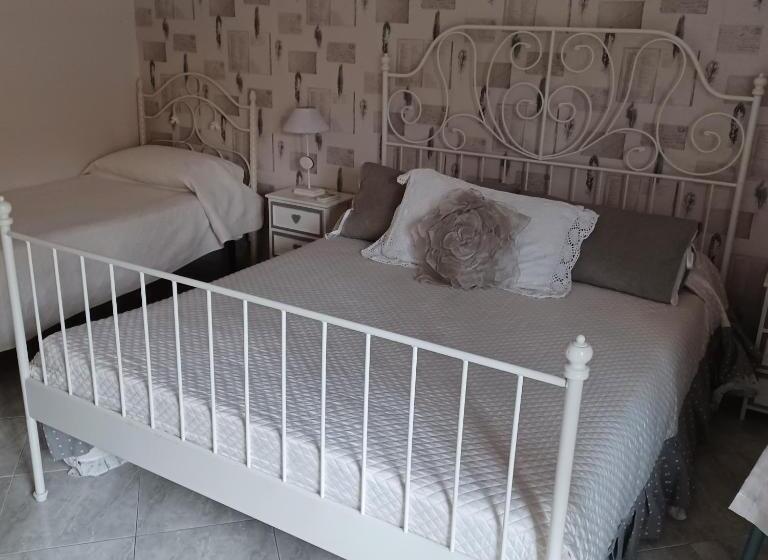 غرفة قياسية ثلاثية, La Corte Delle Vanità