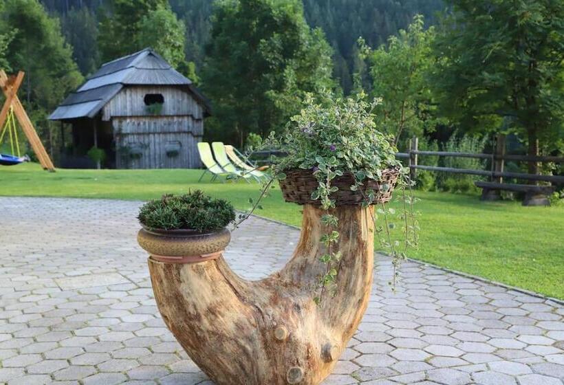 سوییت با چشم‌انداز باغ, Tourist Farm Kladje