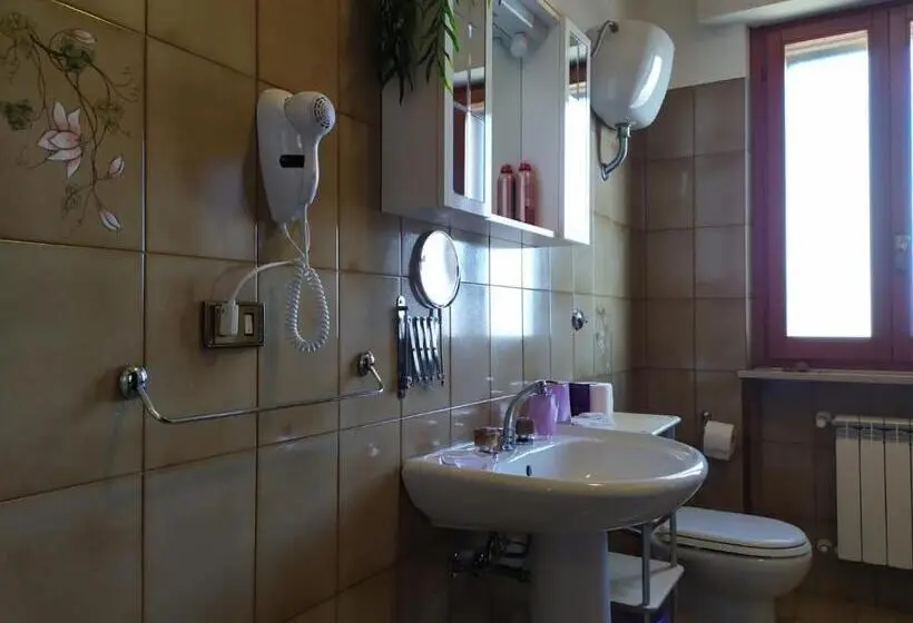 اتاق سه‌نفرۀ استاندارد با سرویس بهداشتی بیرون از اتاق, B&b La Casa Di Angelica