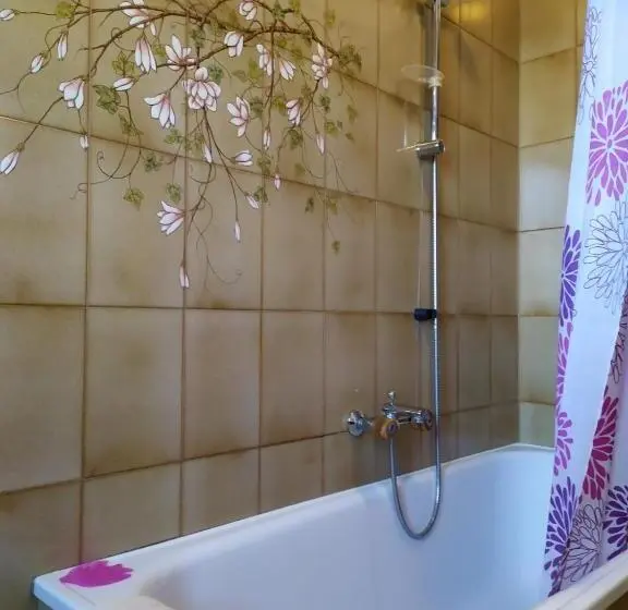 اتاق سه‌نفرۀ استاندارد با سرویس بهداشتی بیرون از اتاق, B&b La Casa Di Angelica