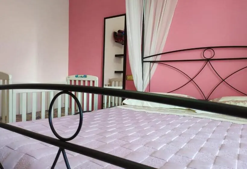 اتاق سه‌نفرۀ استاندارد با سرویس بهداشتی بیرون از اتاق, B&b La Casa Di Angelica