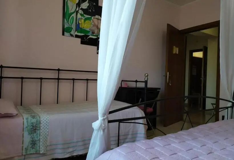اتاق سه‌نفرۀ استاندارد با سرویس بهداشتی بیرون از اتاق, B&b La Casa Di Angelica