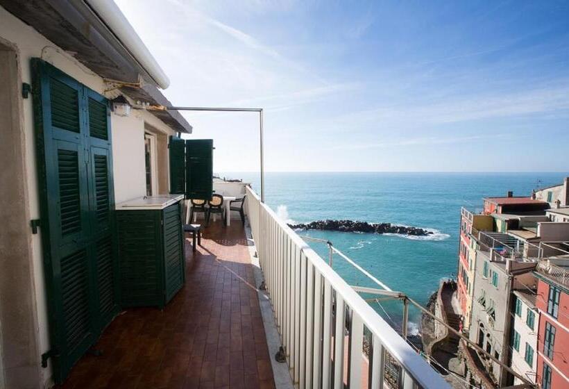 1 Bedroom Apartment with Terrace Sea View, Alla Marina Affittacamere