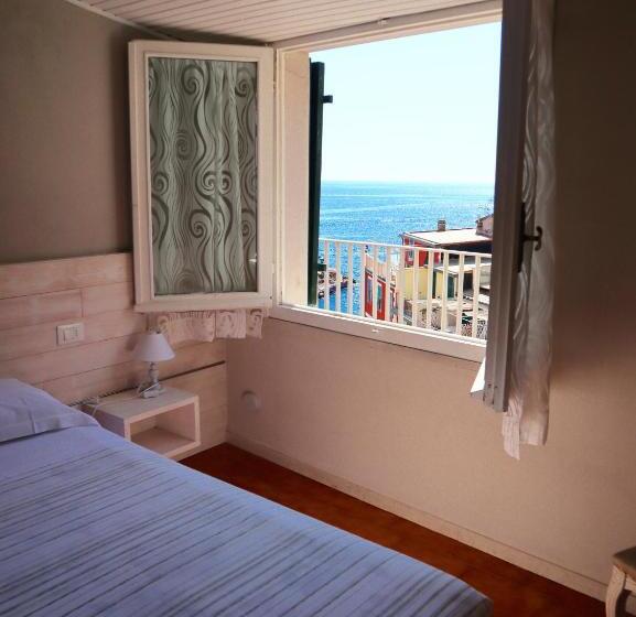 1 Bedroom Apartment with Terrace Sea View, Alla Marina Affittacamere