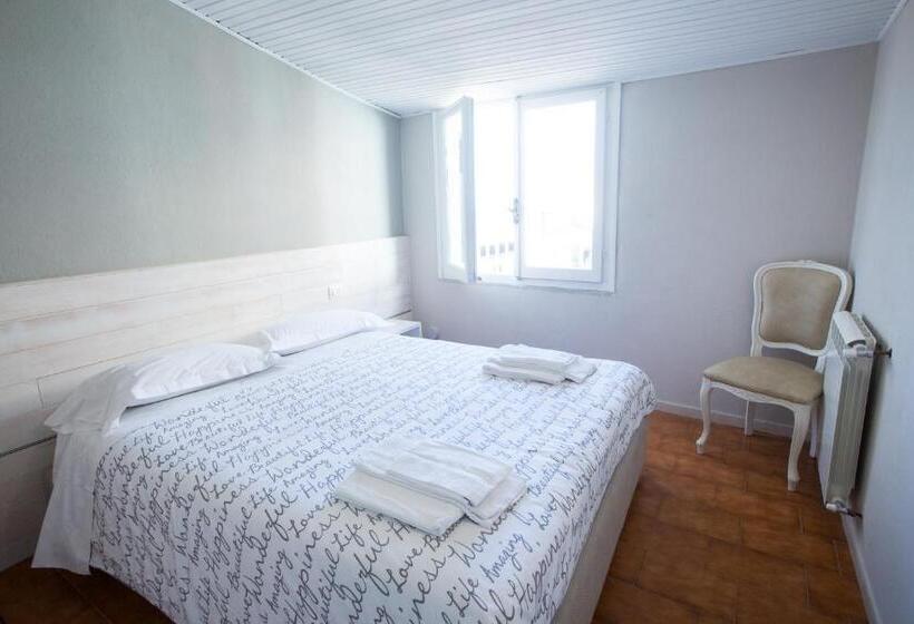 1 Bedroom Apartment with Terrace Sea View, Alla Marina Affittacamere