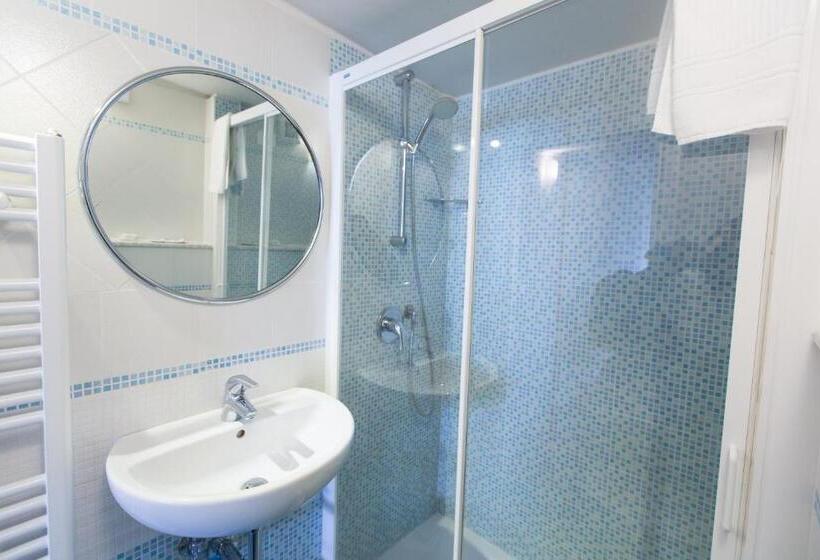 1 Bedroom Apartment with Terrace Sea View, Alla Marina Affittacamere