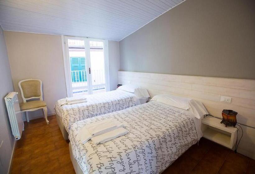 1 Bedroom Apartment with Terrace Sea View, Alla Marina Affittacamere