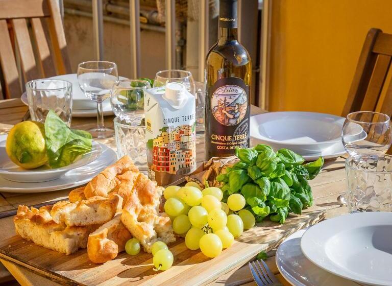 1 Bedroom Apartment with Terrace Sea View, Alla Marina Affittacamere