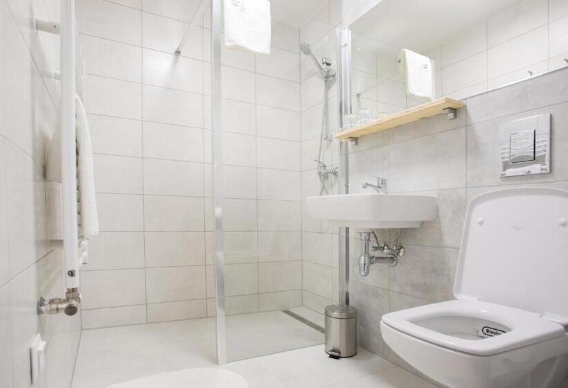 스탠다드 스튜디오, Penzión Squash