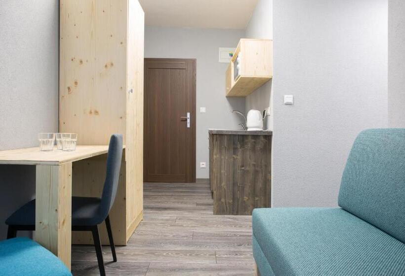 스탠다드 스튜디오, Penzión Squash