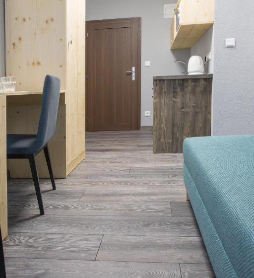 스탠다드 스튜디오, Penzión Squash