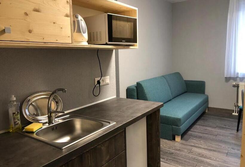 스탠다드 스튜디오, Penzión Squash