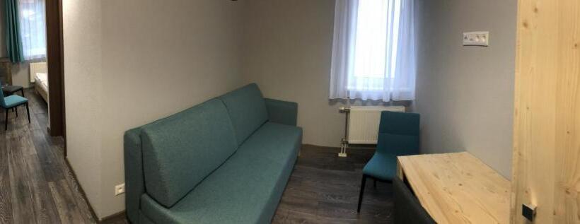 스탠다드 스튜디오, Penzión Squash