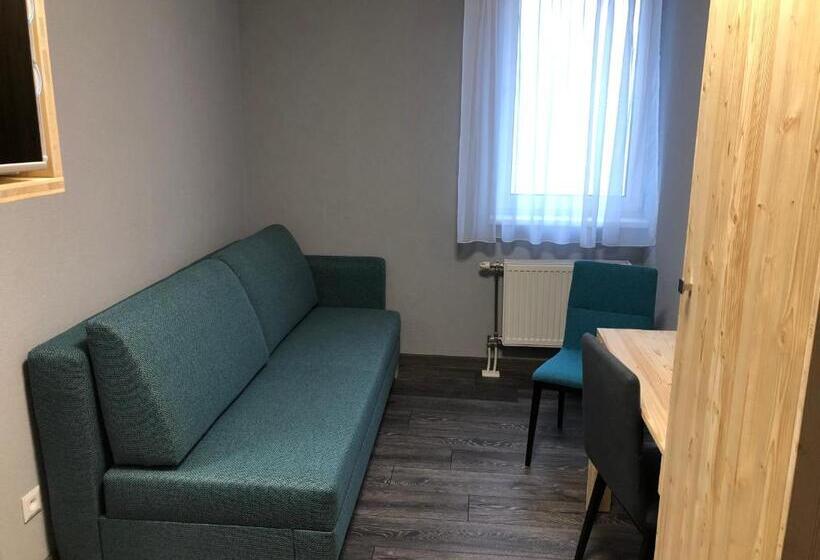 스탠다드 스튜디오, Penzión Squash