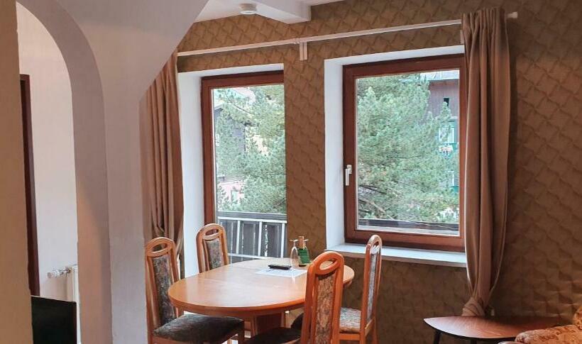 شقة غرفة واحدة, Pension Edlinger