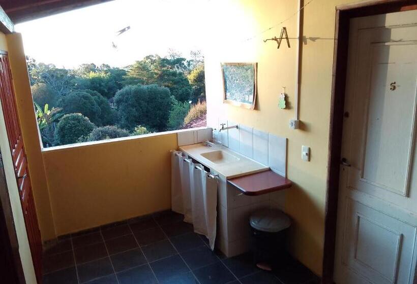 سرير فى غرفة مشتركه, Hostel Yellow House Mg