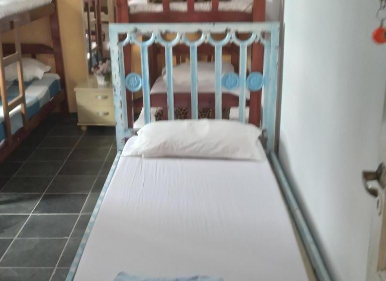 سرير فى غرفة مشتركه, Hostel Yellow House Mg