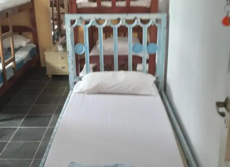 ルームシェアのワンベッド, Hostel Yellow House Mg