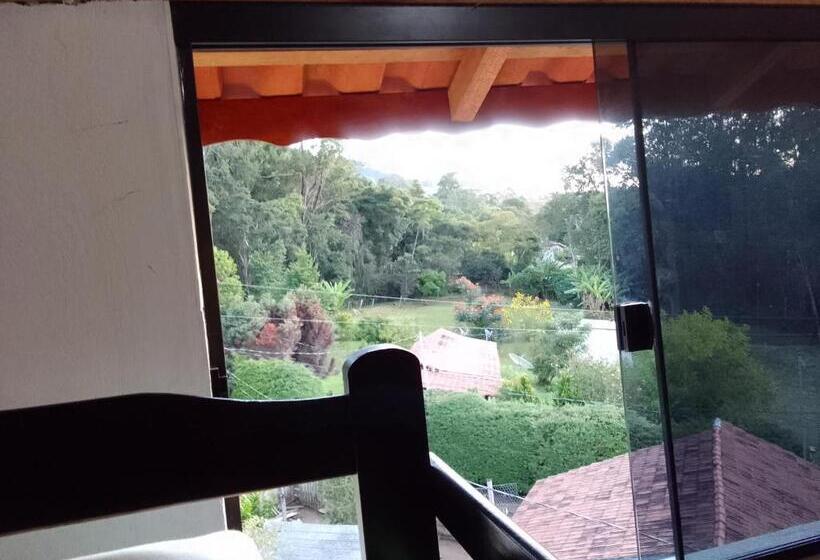 منزل غرفة نوم واحدة, Hostel Yellow House Mg