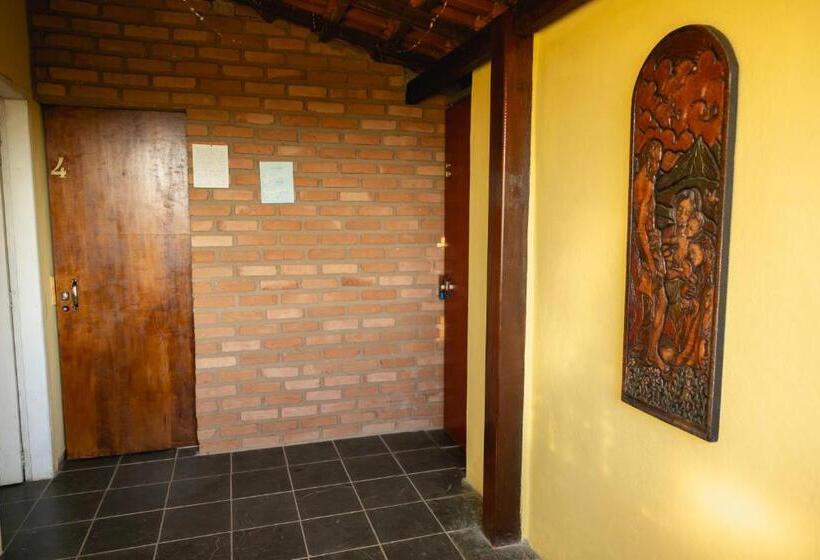 سرير فى غرفة مشتركه, Hostel Yellow House Mg