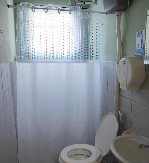 سرير فى غرفة مشتركه, Hostel Yellow House Mg