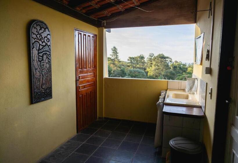 سرير فى غرفة مشتركه, Hostel Yellow House Mg