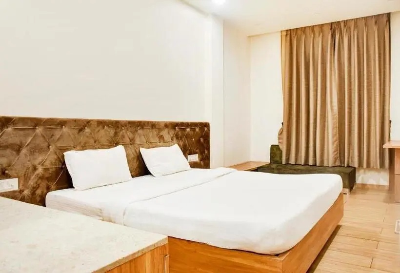 デラックストリプルルーム, Fabhotel Om Palace