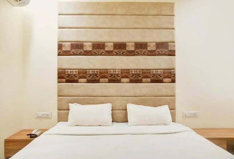 デラックストリプルルーム, Fabhotel Om Palace