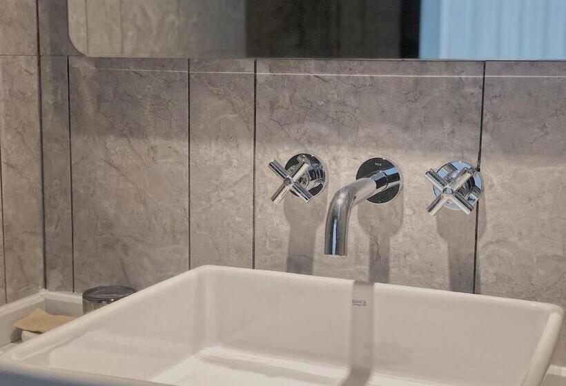 Nehir Manzaralı Standart Oda, Ruoli Yangshuo