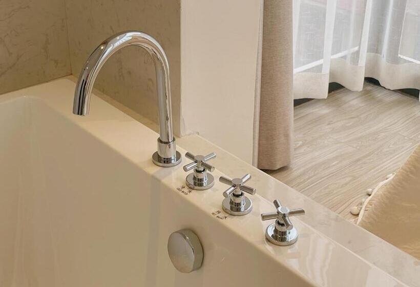 Aile Süiti, Ruoli Yangshuo