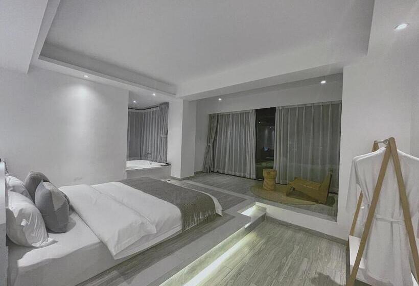 Dubleks Süit, Ruoli Yangshuo