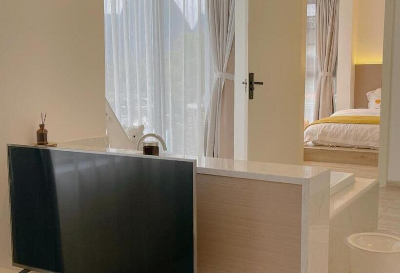 Aile Süiti, Ruoli Yangshuo