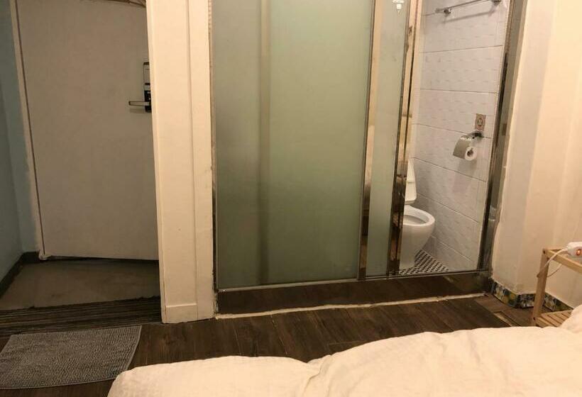 Camera Standard, Hostel Seoul