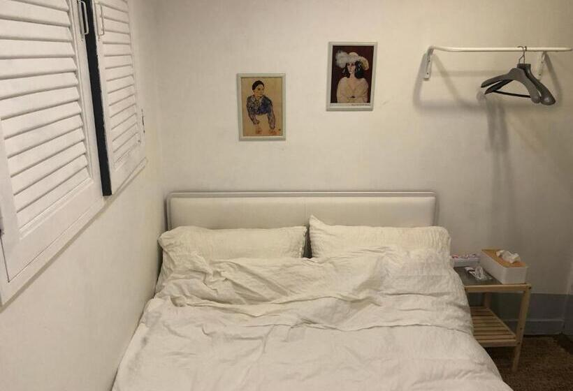 Camera Standard, Hostel Seoul